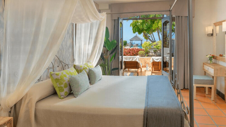 Two Bedroom Poolside Apartment Suite 